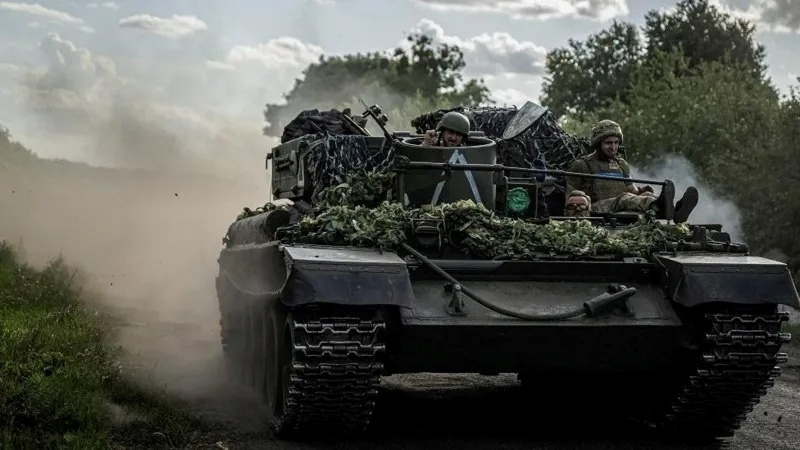 Quân nhân Ukraine trên một chiếc xe quân sự gần biên giới Nga vào ngày 11/8. Ảnh: Reuters
