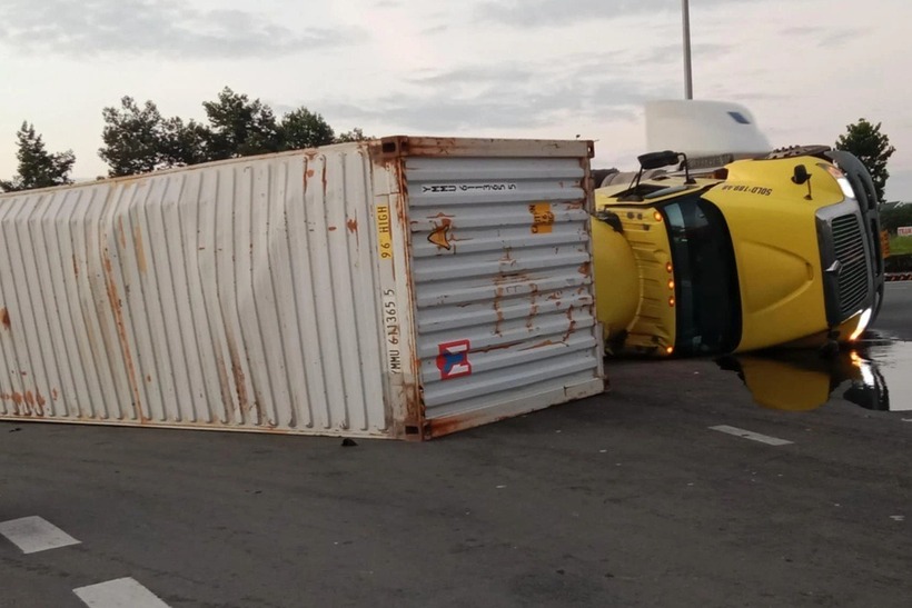 Xe container bị lật vào sáng 12/8 tại vòng xoay Định Hòa. (Ảnh: Dân trí)