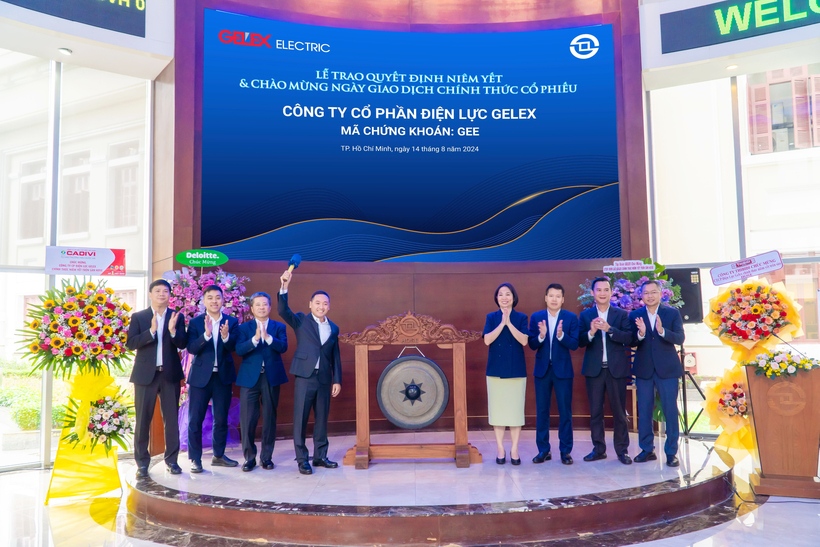 Ban Lãnh đạo GELEX Electric thực hiện nghi thức đánh chiêng chào mừng ngày giao dịch đầu tiên cổ phiếu GEE trên HoSe.