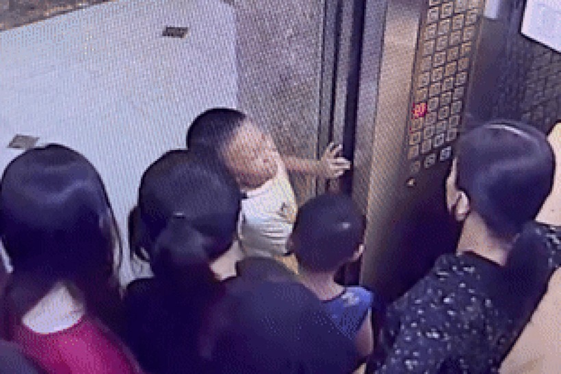 Cư dân sống tại chung cư nỗ lực giải cứu cháu bé. Ảnh: Dân Trí