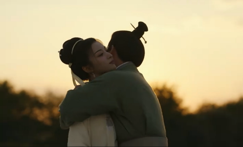 Liễu Miên Đường và Thôi Hành Chu cùng nhau đi dạo bên bờ sông dưới ánh chiều tà.