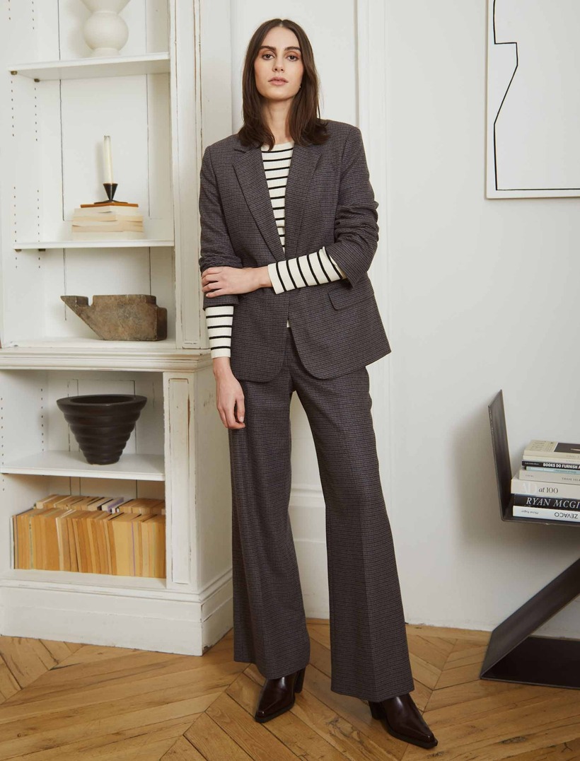 Chất liệu vải của quần tây cũng ảnh hưởng lớn đến vẻ ngoài của bạn.