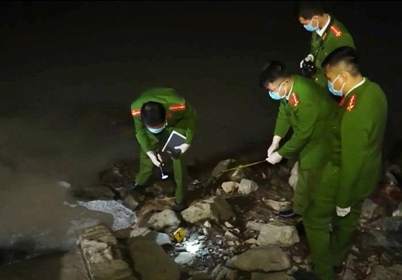 Công an khám nghiệm hiện trường vụ cô gái 17 tuổi bị giết, phi tang xác ở sông Hồng. Ảnh: An ninh Thủ đô