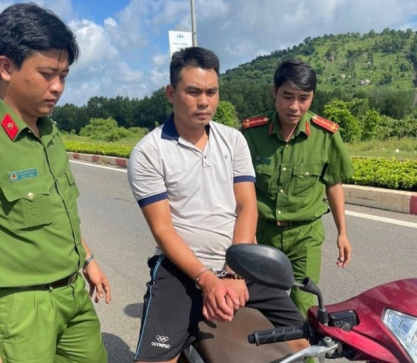 Cơ quan công an đưa Nhất ến hiện trường để thực nghiệm, phục vụ công tác điều tra.  Ảnh: Người đưa tin