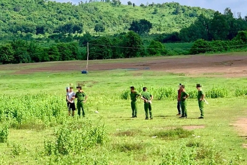 Đồi Cừu - Suối Nghệ, hiện trường nơi đối tượng khống chế và thực hiện hành vi hiếp dâm nạn nhân. Ảnh: Công an nhân dân