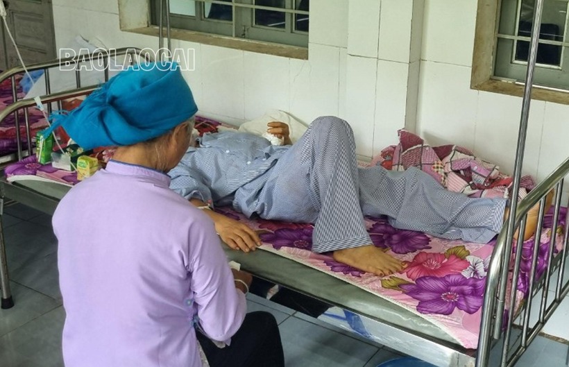 Nạn nhân đang được cấp cứu tại bệnh viện. Ảnh: Báo Lào Cai