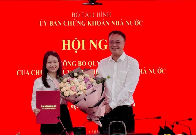 Phó Chủ tịch UBCKNN Bùi Hoàng Hải trao Quyết định giao phụ trách Vụ Phát triển thị trường chứng khoán cho bà Phạm Thị Thùy Linh.