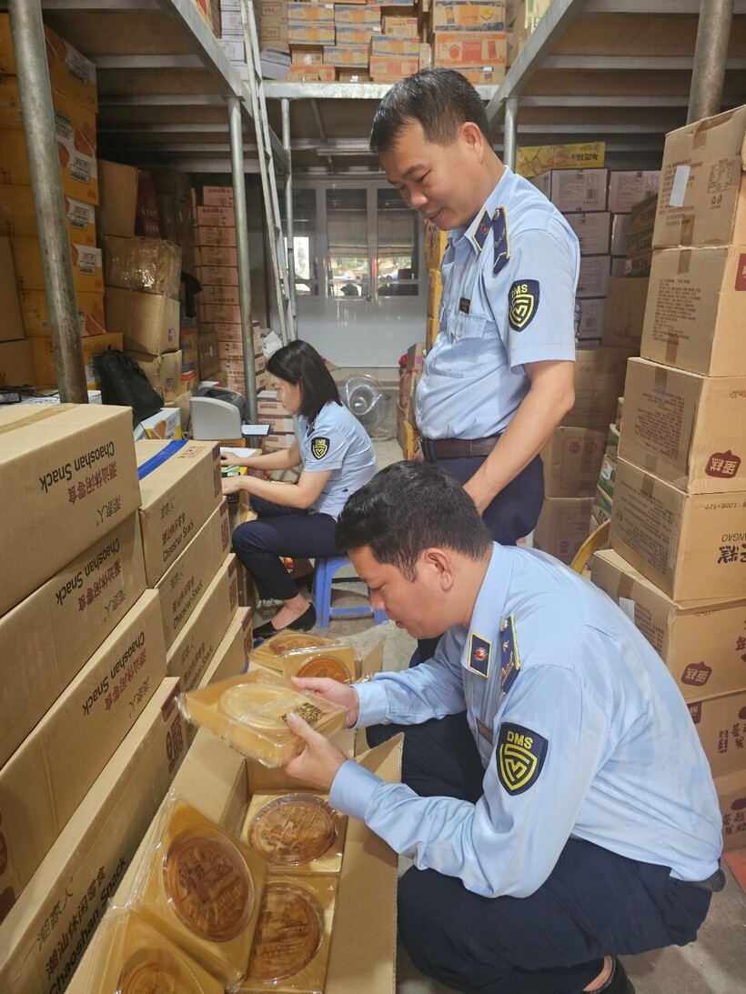 Lực lương QLTT đang kiểm tra hàng trăm chiếc bánh nướng do nước ngoài sản xuất. Ảnh: QLTT