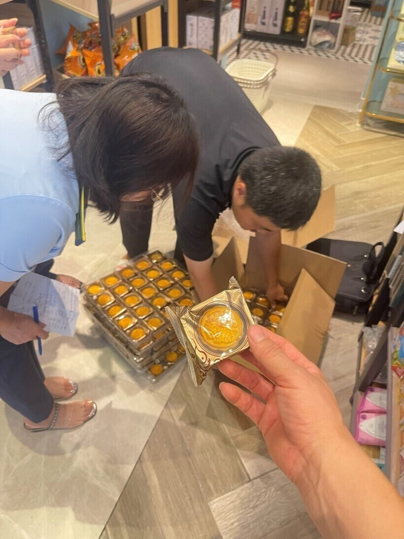 Hàng trăm chiếc bánh nướng không có hóa đơn chứng từ. Ảnh: QLTT Hà Nội