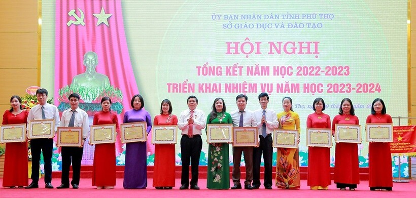 Lãnh đạo Sở GD&ĐT tặng Bằng khen của UBND tỉnh cho các cá nhân đạt thành tích xuất sắc