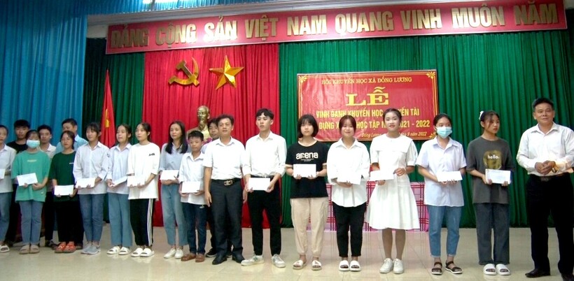 Quỹ khuyến học, khuyến tài các nhà hảo tâm trao học bổng cho học sinh có hoàn cảnh.