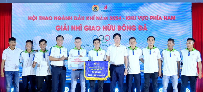Đội tuyển PV GAS nhận giải Nhì ở bộ môn bóng đá