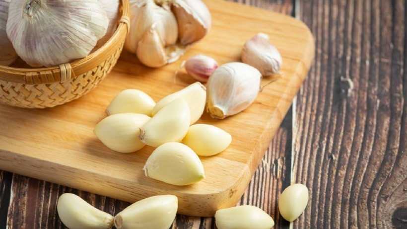 Không nên bảo quản tỏi đã bóc vỏ trong tủ lạnh vì nấm mốc sẽ nhanh chóng xuất hiện.