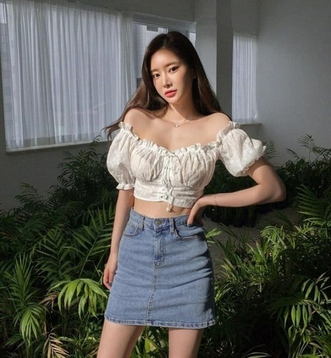Khi diện áo trễ vai, bạn nên chọn áo lót không dây hoặc áo lót dán để không bị lộ dây áo.