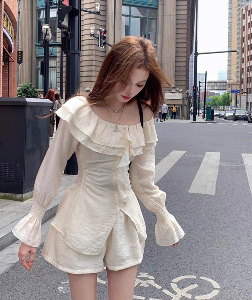 Áo trễ vai kết hợp với quần short là một lựa chọn tuyệt vời.