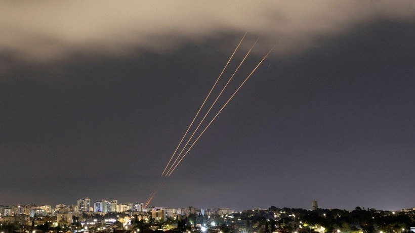 Israel phóng tên lửa đánh chặn tên lửa và máy bay không người lái của Iran hồi tháng 4. Ảnh: Reuters
