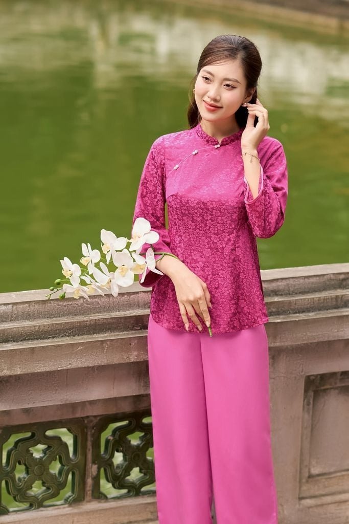 Hạn chế mặc các màu sắc quá sặc sỡ hoặc gây chú ý như đỏ, vàng chói, hoặc màu neon.