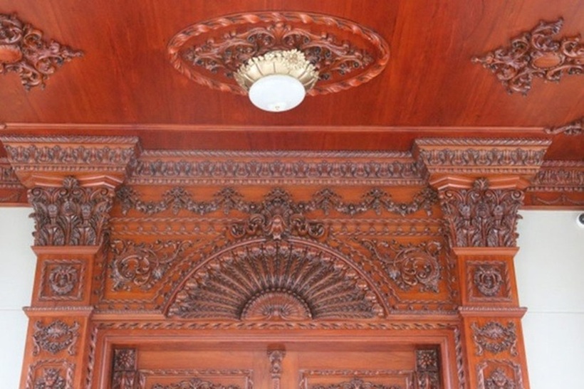 Riêng phần gỗ trang trí, được làm từ gỗ đỏ quý hiếm, đã tiêu tốn khoảng 50 tỷ đồng, trong đó có một cây gỗ nguyên khối trị giá đến 1 triệu USD.