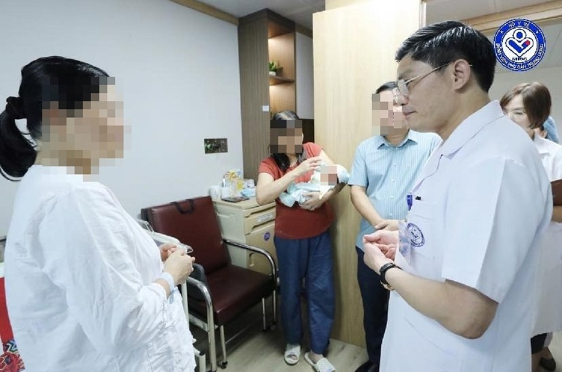 Các bác sĩ chúc mừng sản phụ và gia đình. Ảnh: Bệnh viện Phụ sản Trung ương