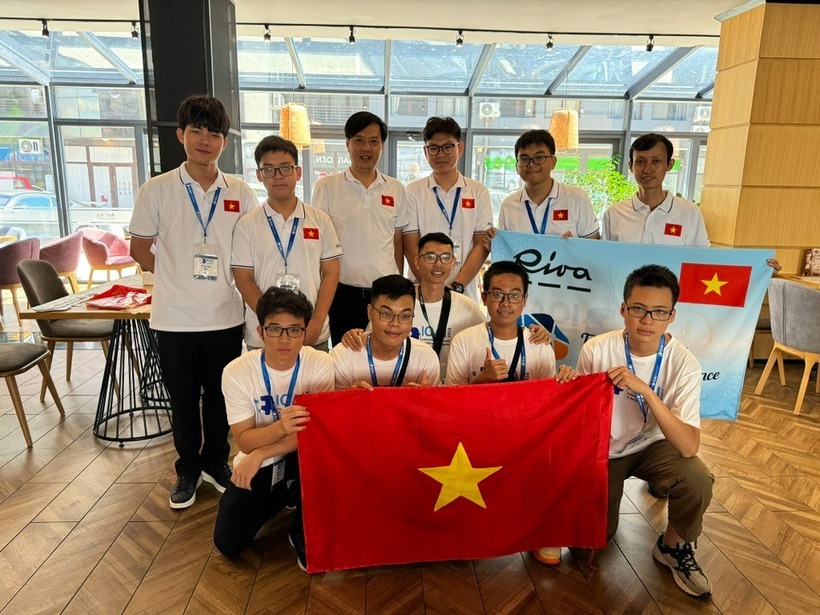 Hai đoàn học sinh Việt Nam tại IOAI 2024. Ảnh: Tạp trí Tri thức.