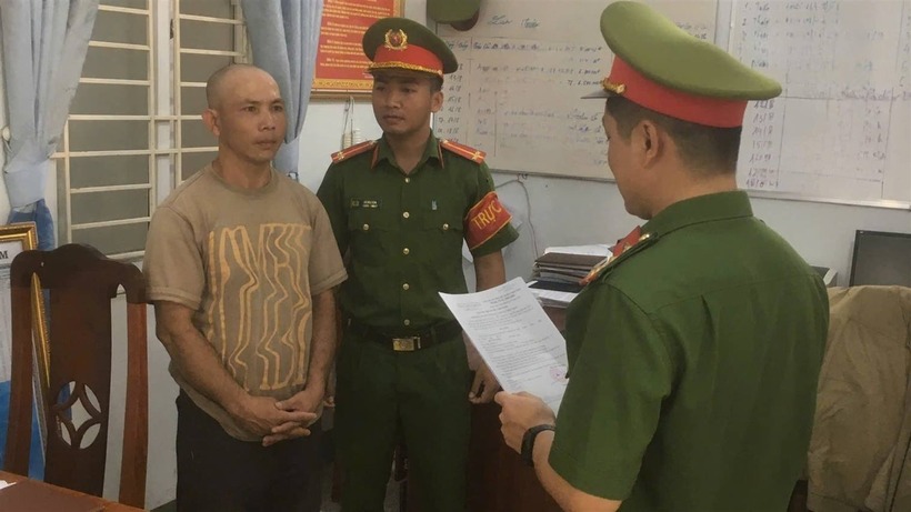 Công an huyện Thuận Nam tống đạt quyết định tố tụng đối với Long. Ảnh: Công an Ninh Thuận