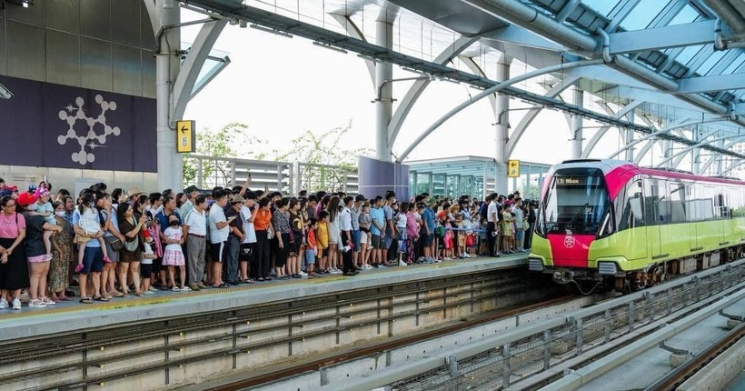 Trong tuần đầu khai thác, metro Nhổn - ga Hà Nội vận chuyển hơn 390.000 lượt khách. Ảnh MRB