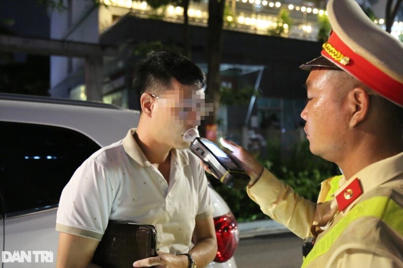 Qua kiểm tra nồng độ cồn, anh H. vi phạm ở mức 0,572mg/lít khí thở. Ảnh: Dân trí.