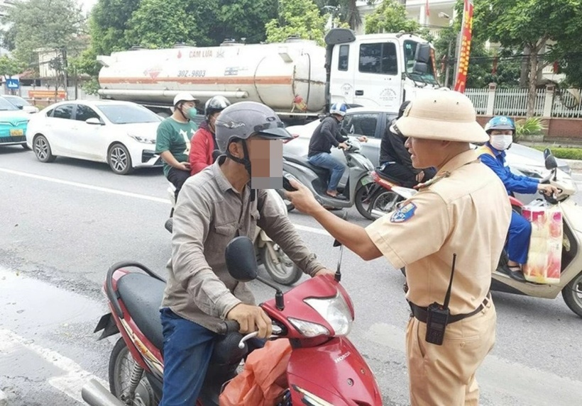 Lực lượng CSGT đã yêu cầu xe ô tô, xe máy lưu thông trên đường vào khu vực chốt để thực hiện đo nồng độ cồn. Ảnh: Báo Quốc tế.