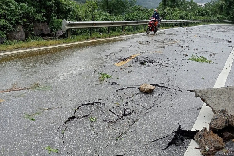 Quốc lộ 217 đoạn qua huyện Bá Thước bị nứt, sụt lún nghiêm trọng. Ảnh: Dân trí