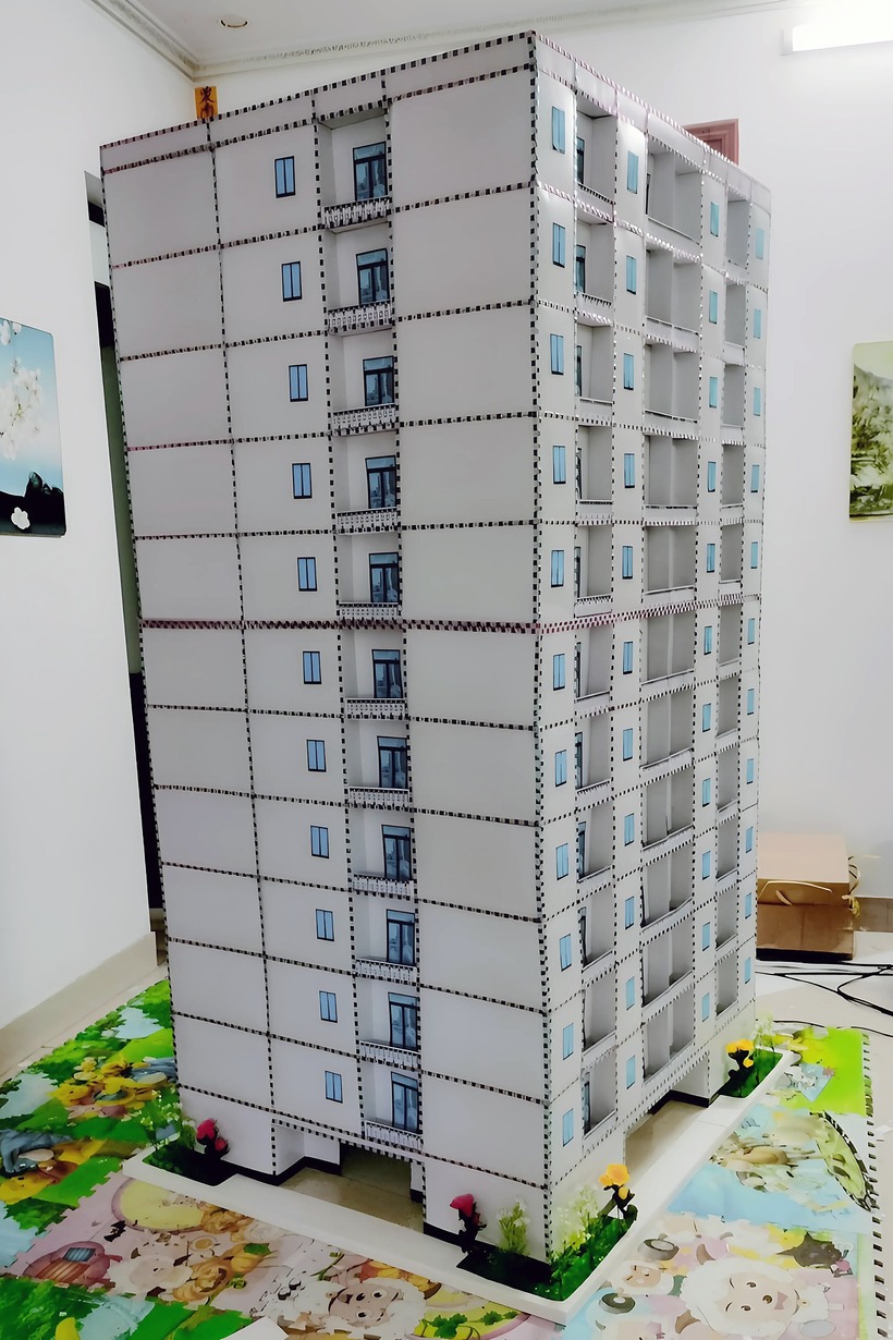Hàng năm, cứ đến tháng 7 âm lịch "làng vàng mã" lại khiến dân tình có dịp chiêm ngưỡng những "siêu phẩm" độc lạ bắt trend cực hot. Năm nay, những món hàng độc đáo liên tục xuất hiện, khiến khách tham quan không khỏi tò mò. Trong số đó, nổi bật nhất là mô hình một tòa chung cư cao tầng đồ sộ, chiếm trọn spotlight.
