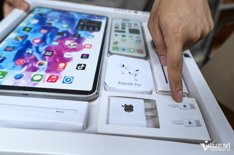 Với châm ngôn "người dương dùng gì, người âm có cái đó" những chiếc điện thoại, ipad đời mới nhất cũng được cho ra đời. Không những thế, người sản xuất còn chu đáo đến mức làm luôn cục sạc type c đời mới nhất.