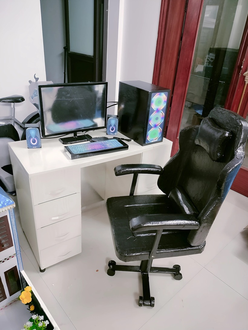 Máy tính bàn ghế, loa đài cũng được làm phiên bản 1:1 giống thật