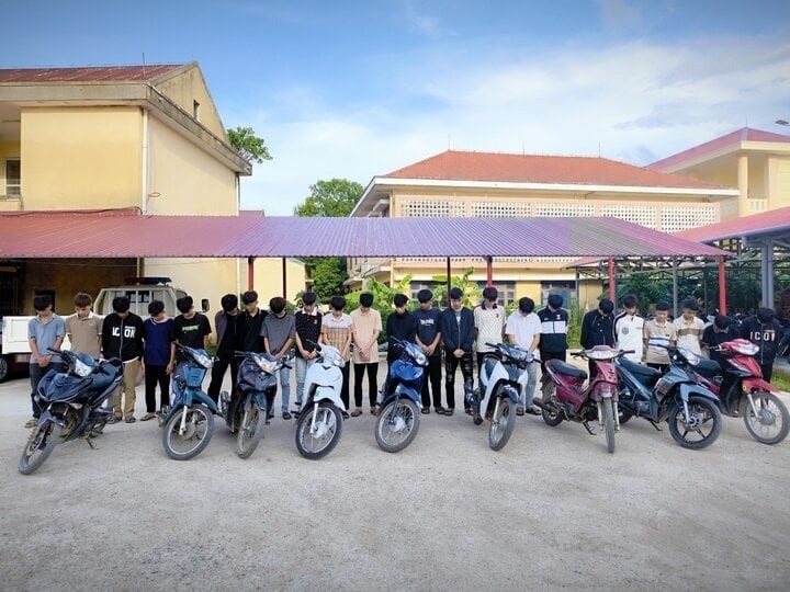 Nhóm 24 thanh, thiếu niên tham gia vụ gây rối bị Công an huyện Lệ Thủy bắt giữ. Ảnh: VTC News
