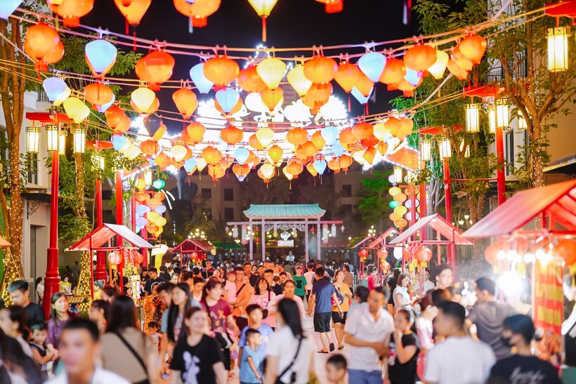 Little Shanghai là điểm đến sôi động và sầm uất bậc nhất TP Móng Cái sau khi chính thức mở cửa đón khách