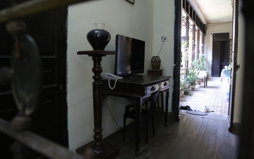 Hầu hết nội thất trong căn biệt thự Hàng Bè đều được nhập khẩu từ châu Âu hoặc Hồng Kông. Để hoàn thiện công trình, các cụ xưa đã phải gom gỗ quý, chủ yếu là gỗ lim cổ thụ ròng rã nhiều tháng trời. Vào thời điểm cách đây 80 năm, giá trị của một bộ bàn ghế - tủ phấn, giường ngủ nhập khẩu có thể bằng một ngôi nhà cỡ nhỏ.