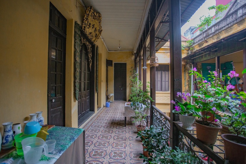 Căn biệt thự có cả phòng ngủ cho từng thành viên trong gia đình, phòng dành cho khách, phòng ăn, phòng cho người ở. Tất cả các phòng được thiết kế kết nối với nhau, tạo thành một thể thống nhất.