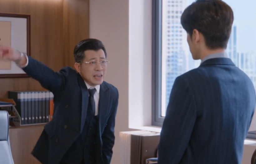 Kỷ Dục Hằng đối mặt với lời khiển trách của thầy.