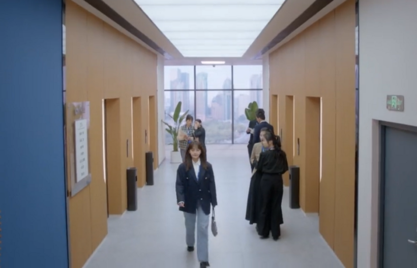 Mọi người túm tụm bàn tán sau lưng Đồ Tiểu Ninh.