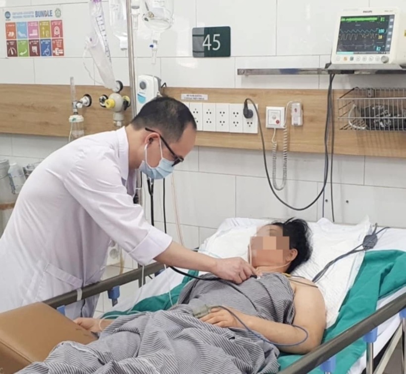 Bệnh nhân bị ngộ độc khí CO được điều trị tại Trung tâm Chống độc (Bệnh viện Bạch Mai). Ảnh: Báo Hà Nội mới