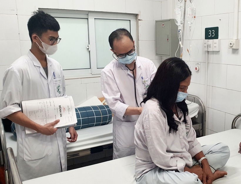 Nữ bệnh nhân được bác sĩ thăm khám. Ảnh: VietNamNet