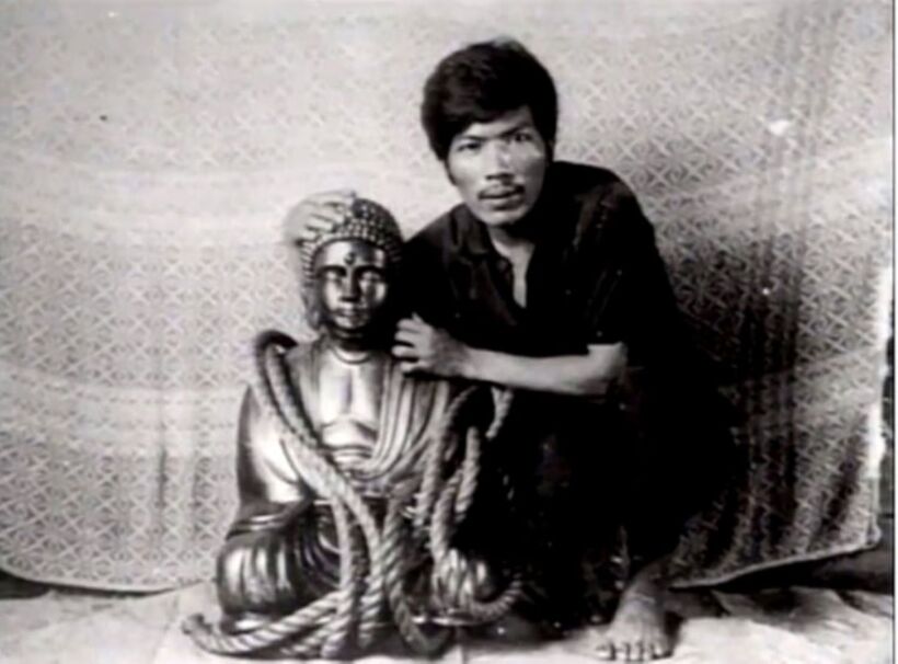 Rogelio Roxas và bức tượng Phật vàng. Ảnh: Sohu