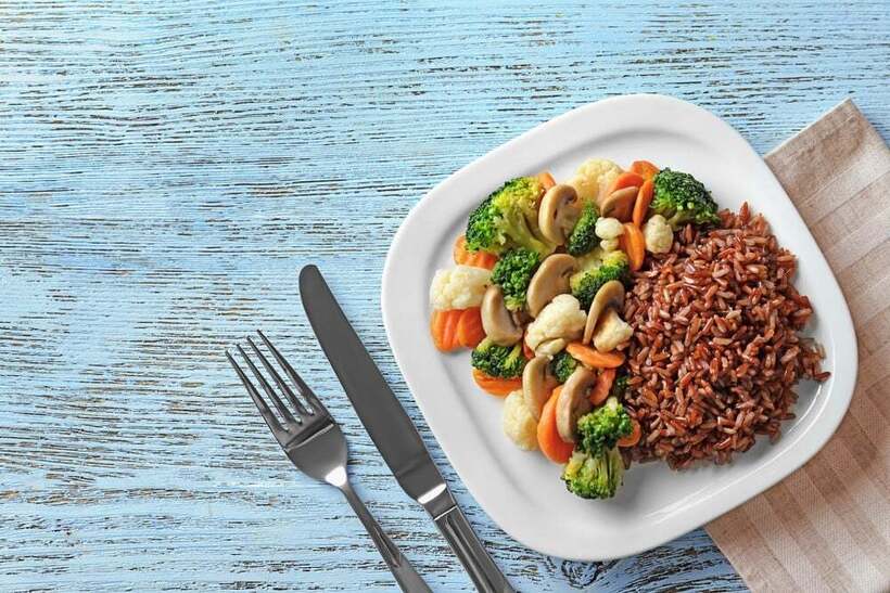 Gạo lứt rang là một nguồn dinh dưỡng dồi dào mang lại nhiều lợi ích cho sức khỏe.