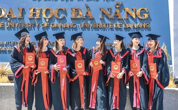8 cô con gái xinh đẹp, giỏi giang và thành đạt là nguồn động lực to lớn với vợ chồng ông. Ảnh: Tạp chí Nông thôn Việt.