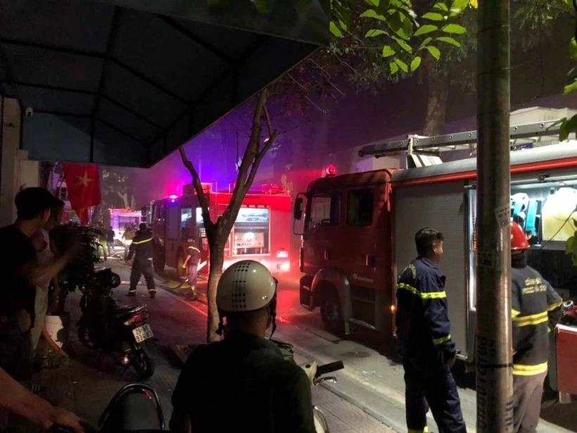Ngay sau khi nhận được tin báo, Đội Cảnh sát PCCC&CNCH, Công an TP Hà Nội điều gần 10 xe cứu hoả và hàng chục cán bộ, chiến sĩ đến hiện trường dập lửa, cứu hộ.