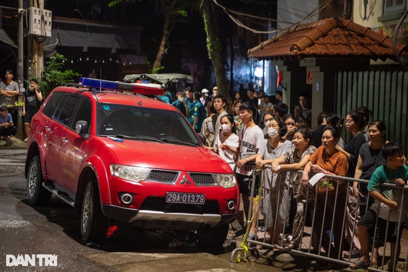 Theo ghi nhận trên báo Dân trí, khu vực phố Phó Đức Chính là đường 2 chiều, nhiều hàng quán, thường xuyên có xe cộ đi lại. Để đảm bảo an toàn cho người dân, lực lượng chức năng đã tiến hành rào chắn từ xa 2 đầu đường, chỉ các đơn vị có nhiệm vụ mới được phép vào bên trong.