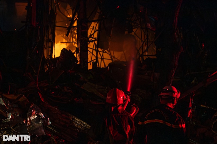 Lửa xuất phát từ tầng 2 nên lực lượng chức năng đã huy động máy xúc tới phá cửa, tường để cảnh sát chữa cháy xịt vòi nước vào bên trong.