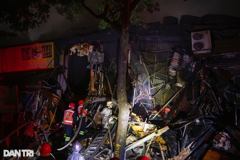 Đám cháy lớn nên rất đông chiến sĩ cảnh sát PCCC có mặt, xử lý từng khu vực cháy để ngọn lửa không bùng phát trở lại.