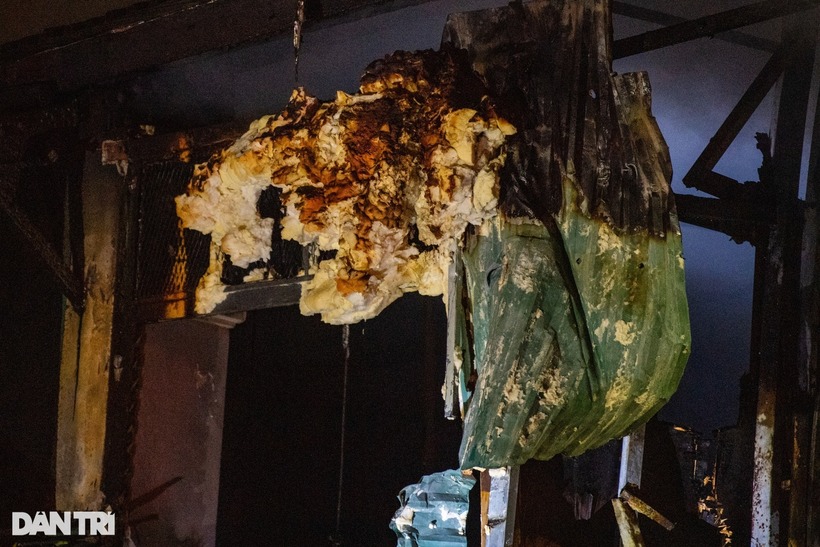 Đến khoảng 22h cùng ngày, đám cháy cơ bản được khống chế. Bên trong hiện trường, nhiều chất liệu dễ cháy như gỗ, xốp và các vật liệu xây dựng khiến đám cháy chưa thể xử lý dứt điểm.