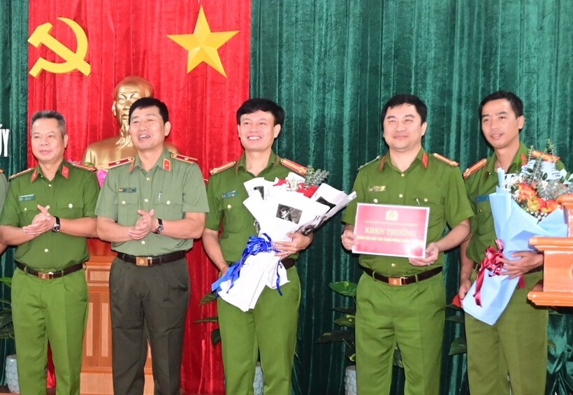 Các đồng chí: Thiếu tướng Vũ Thanh Chương – Bí thư Đảng uỷ, Giám đốc CATP và Đại tá Lê Nguyên Trường - Phó Giám đốc, Thủ trưởng Cơ quan CSĐT CATP, khen thưởng đột xuất Phòng Cảnh sát ĐTTP về ma tuý lập công xuất sắc. (Ảnh: Công an)