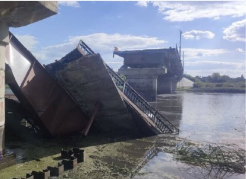 Ukraine đã phá hủy một cây cầu bắc qua sông Seym ở vùng Kursk của Nga. (Ảnh: BBC)